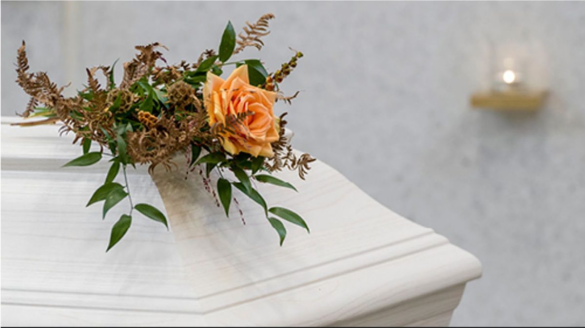 Vit kista med blomsterdekoration